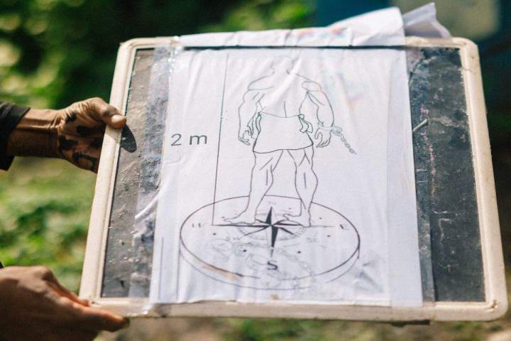 Sculpture humaine composée de rondelles métalliques de différentes tailles Guadeloupe