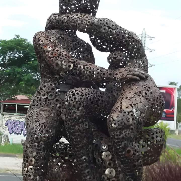 Sculpture figurative expressive en métal recyclé Guadeloupe