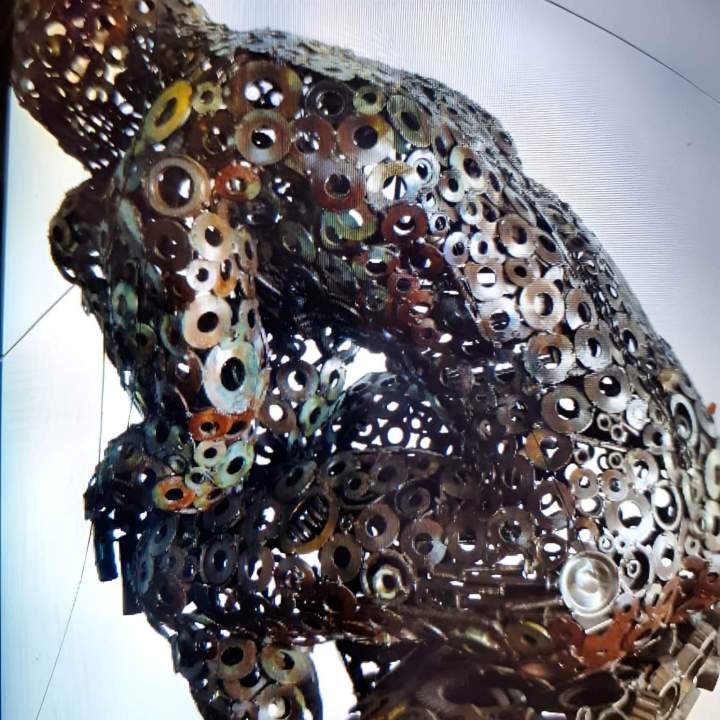 Sculpture contemporaine représentant une figure humaine en position accroupie ou méditative Guadeloupe