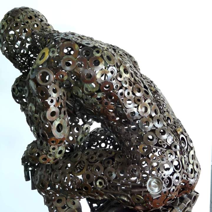 Sculpture humaine composée de rondelles métalliques de différentes tailles Guadeloupe