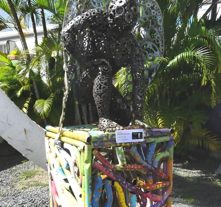 Sculpture avec structure colorée en tubes métalliques entrelacés Guadeloupe