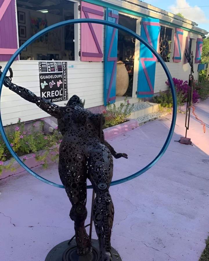 Sculpture figurative stylisée avec grand anneau bleu Guadeloupe