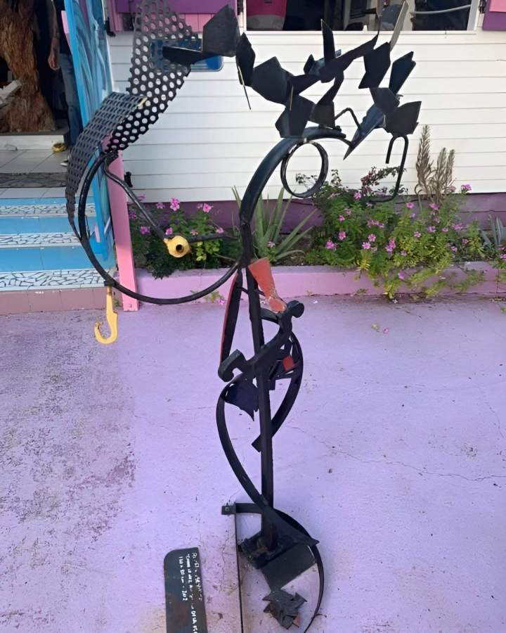 Sculpture abstraite contemporaine en métal Guadeloupe